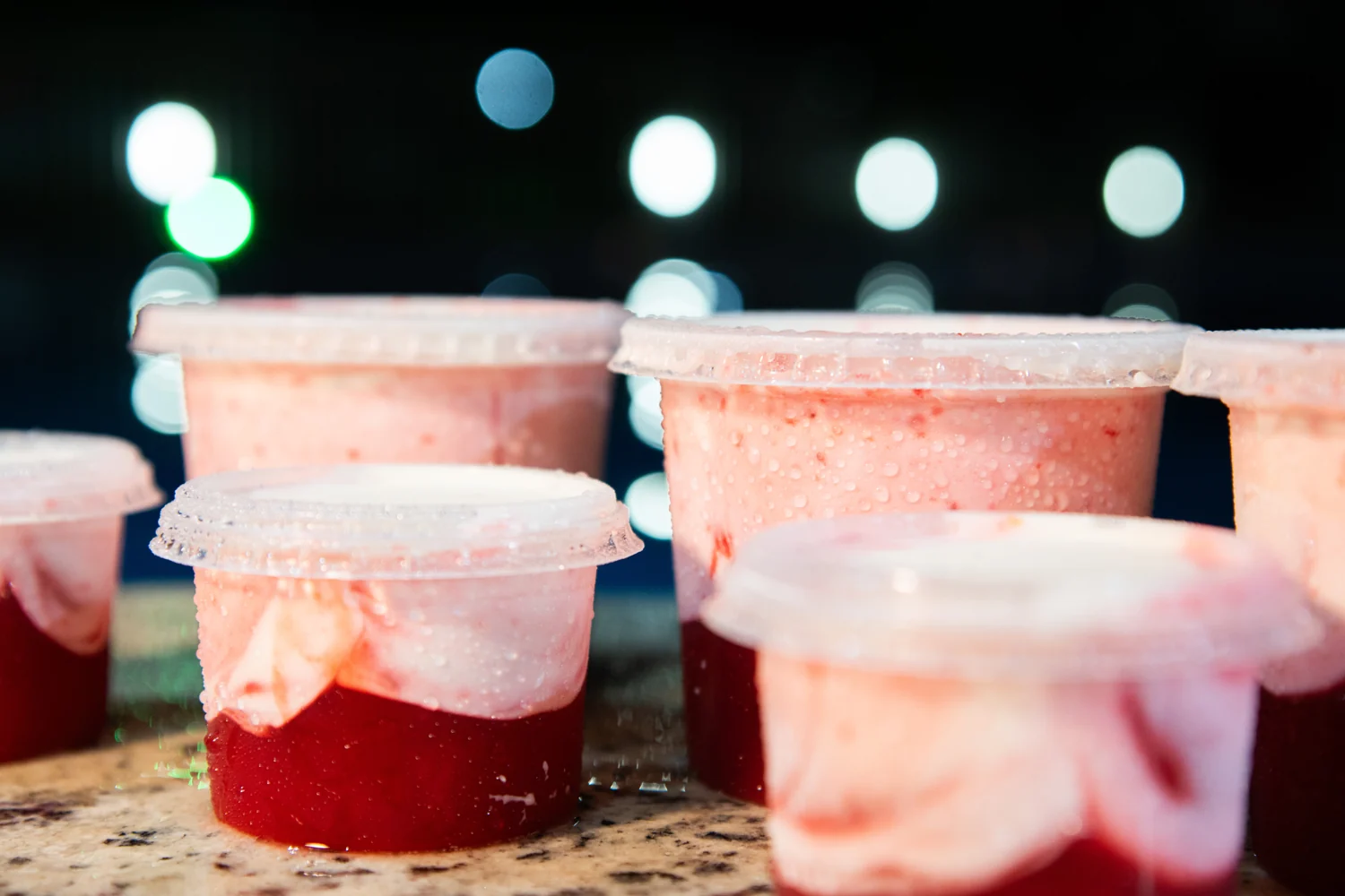 Pote de iogurte de morango da produção Yogoo